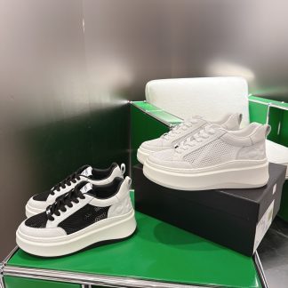 CHANEL 25C Sneakers